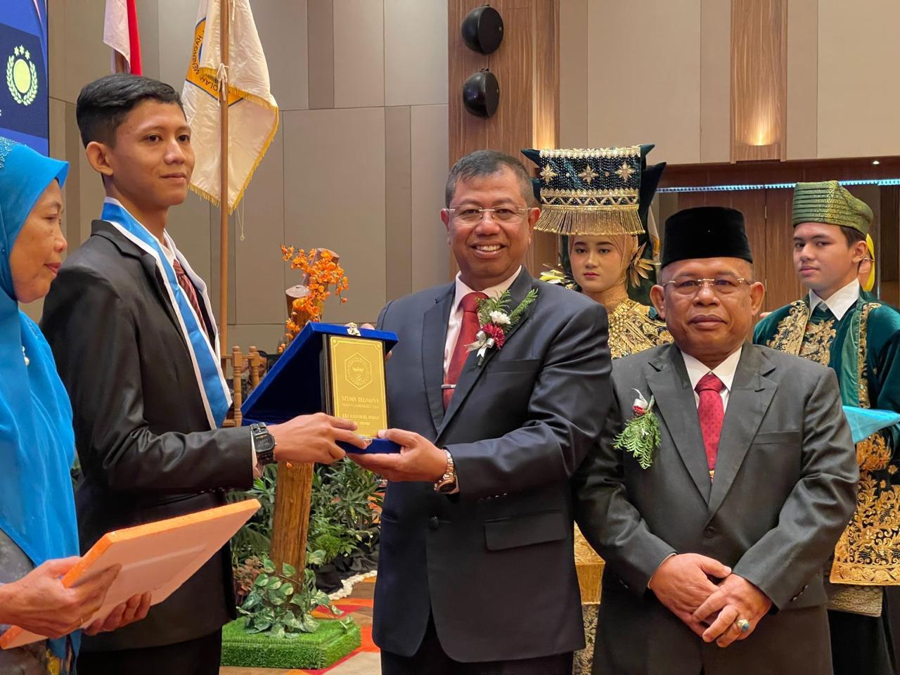 Kepala BPSDMI Kemenperin Masrokhan didampingi Kepala SMK SMAK Padang Nasir menyerahkan penghargaan kepada siswa teladan.