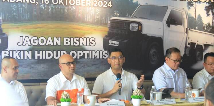 Adrian Permana saat jumpa pers di Basko Mall Padang.