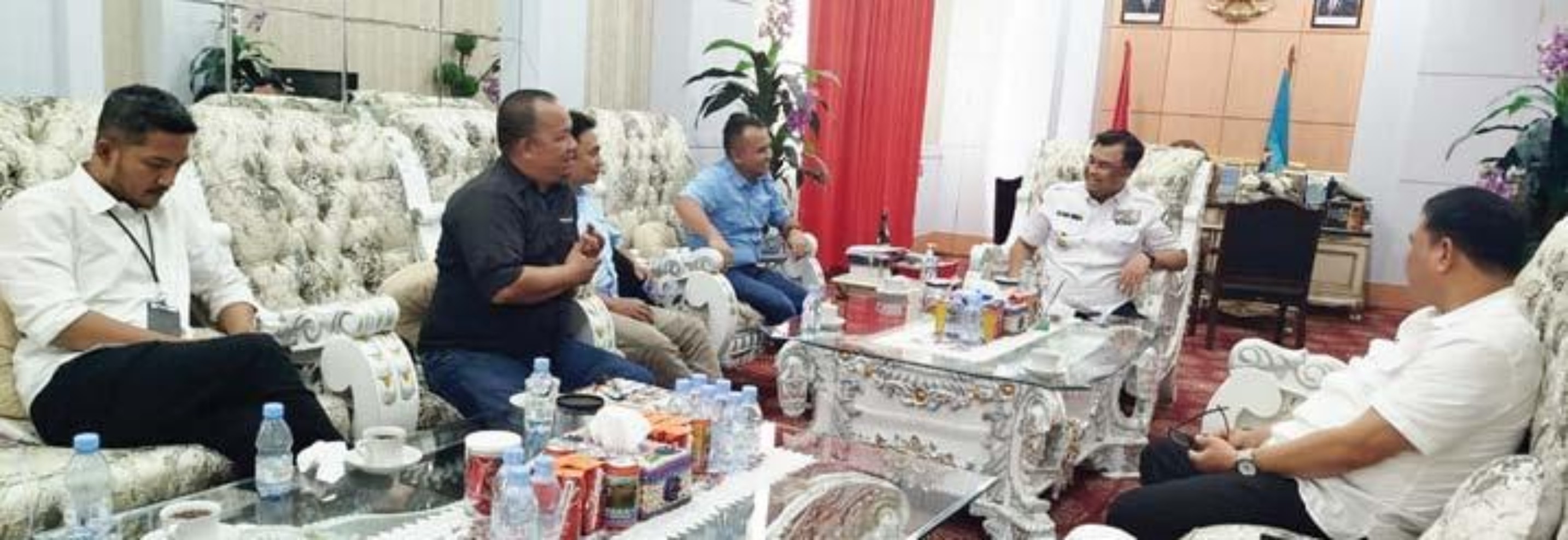 SILATURAHMI: Bupati Dharmasraya Sutan Riska Tuanku Kerajaan berdiskusi dengan jajaran pimpinan Padang Ekspres di ruang kerjanya, Pulaupunjung, kemarin (16/10). (ZULFIA ANITA/PADEK)
