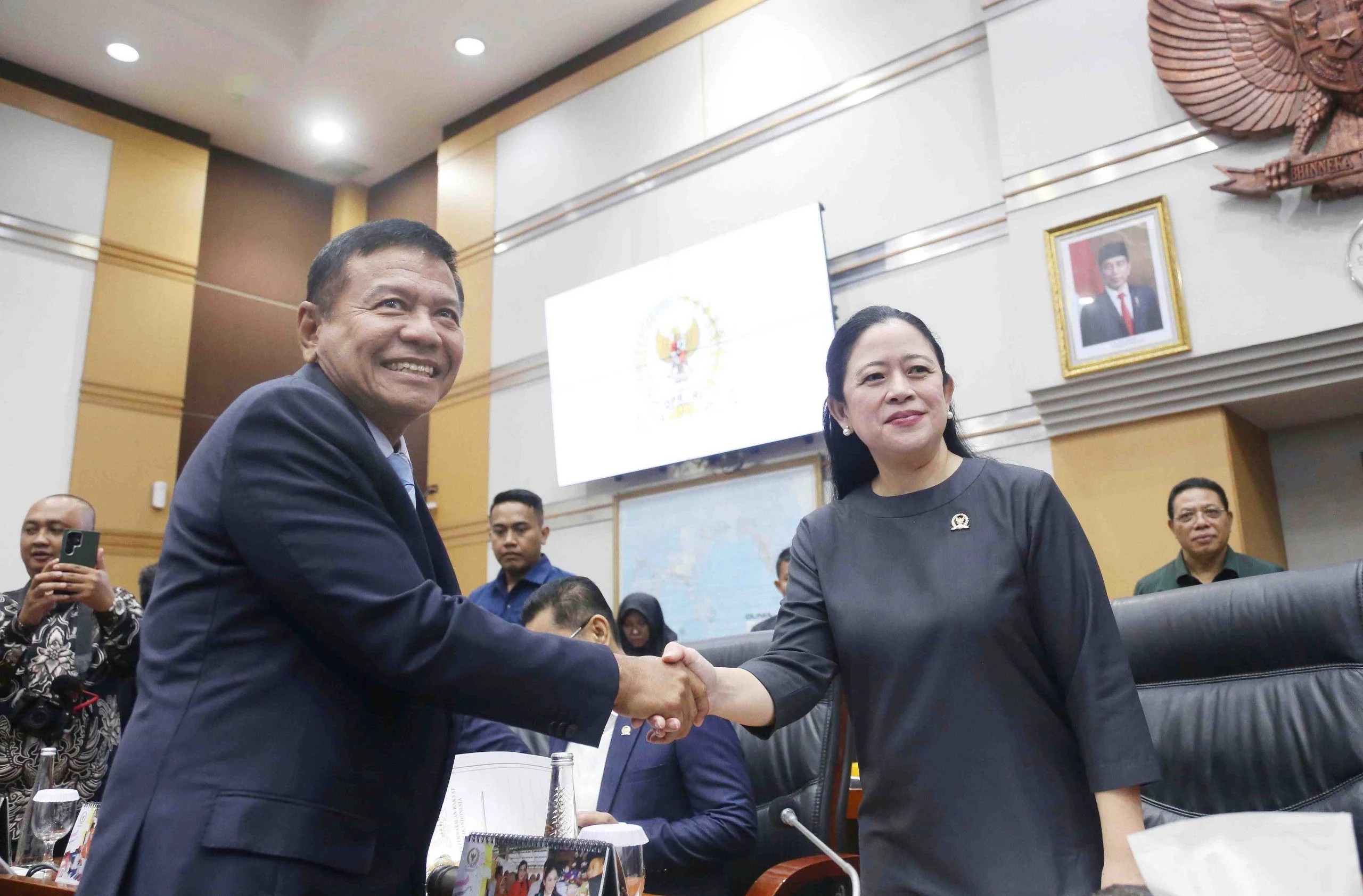 TUNGGAL: Calon Kepala Badan Intelijen Negara (BIN) Herindra (kiri) berjabat tangan dengan Ketua DPR Puan Maharani (kanan) setibanya di ruang Komisi I. (FEDRIK TARIGAN/JPG)