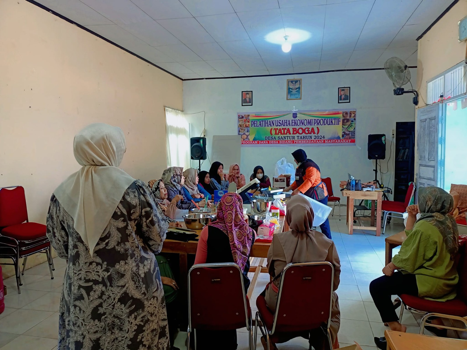 Pemerintah Desa Santur, Kecamatan Barangin, Kota Sawahlunto, menggelar Pelatihan Usaha Ekonomi Produktif (Tata Boga) Desa Santur Tahun 2024 Program Dana Desa Bidang Pemberdayaan Masyarakat, Rabu.