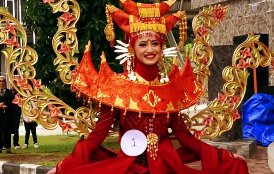 UNP menggelar Fashion Carnaval 2024 sebagai bagian dari perayaan dies natalis ke-70, yang berlangsung meriah di pelataran Auditorium UNP, Selasa (15/10/2024). (Foto: Humas UNP)