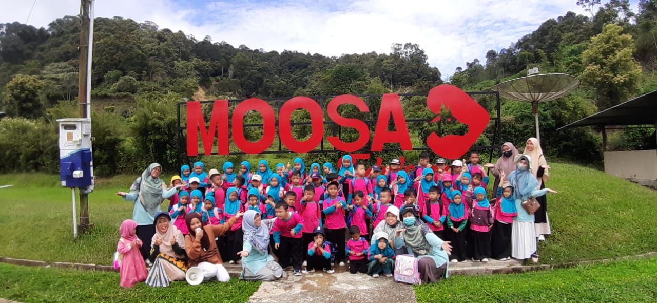 CERIA: Puluhan anak-anak TK Golden School bersama guru pendamping saat foto bersam usai kegiatan pembelejaran luar kelas Selasa (15/10). (Dokumen TK Golden School untuk Padek)