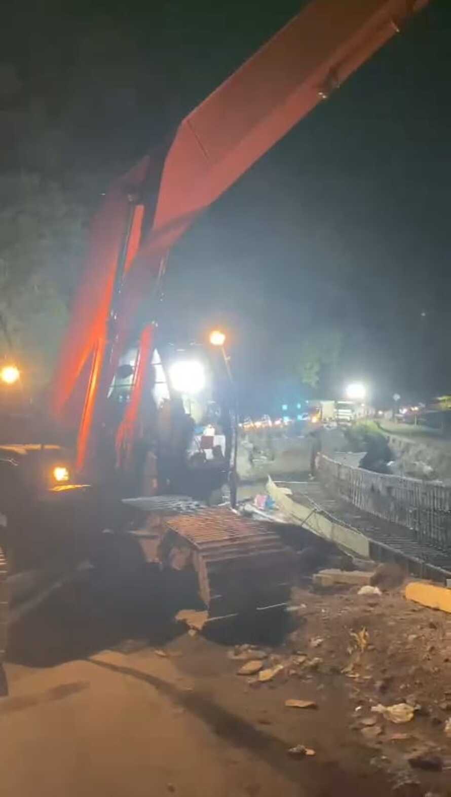 Alat berat dikerahkan untuk melakukan pengaspalan di kawasan Silaiang, Kabupaten Tanahdatar.