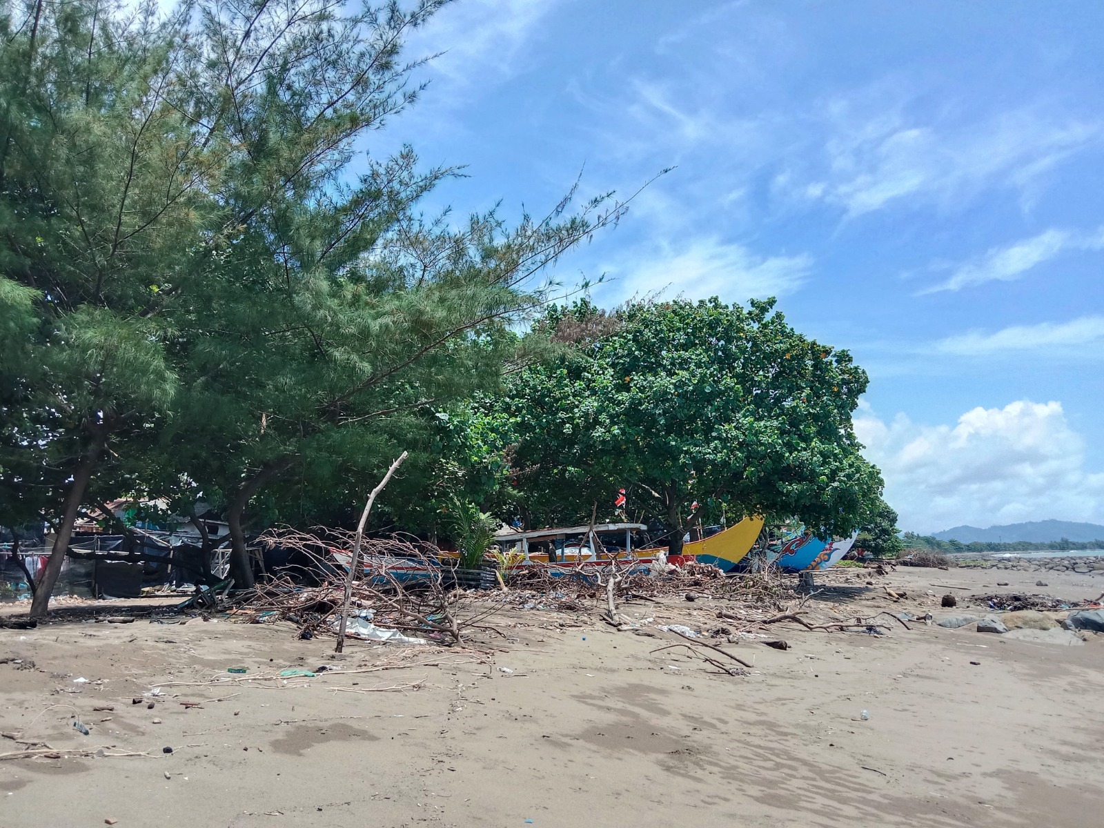Gelombang tinggi di kawasan Pantai Parupuaktabiang mengancam perahu dan rumah warga yang dekat dengan bibir pantai, Kamis (17/10).