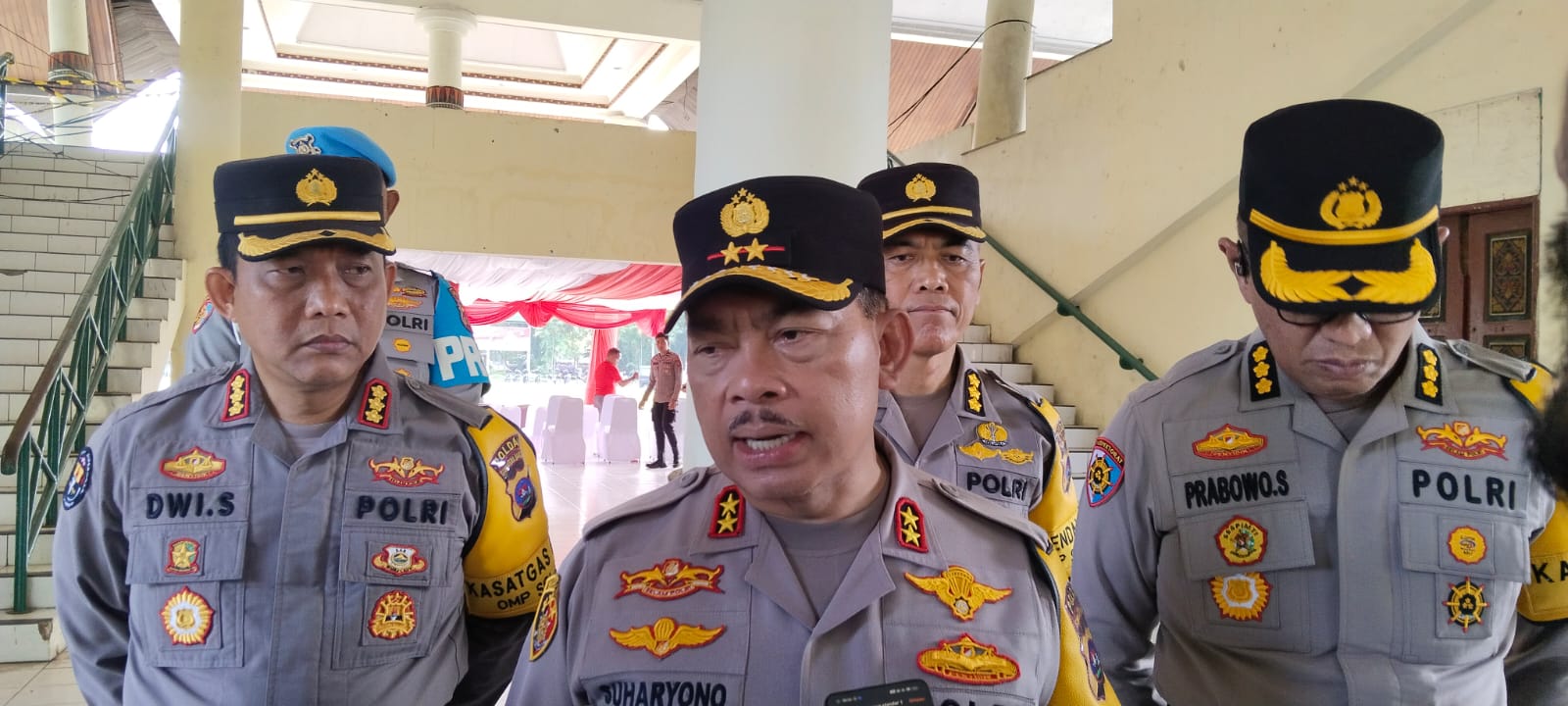 Kapolda Sumbar Irjen Pol Suharyono saat memberikan keterangan.