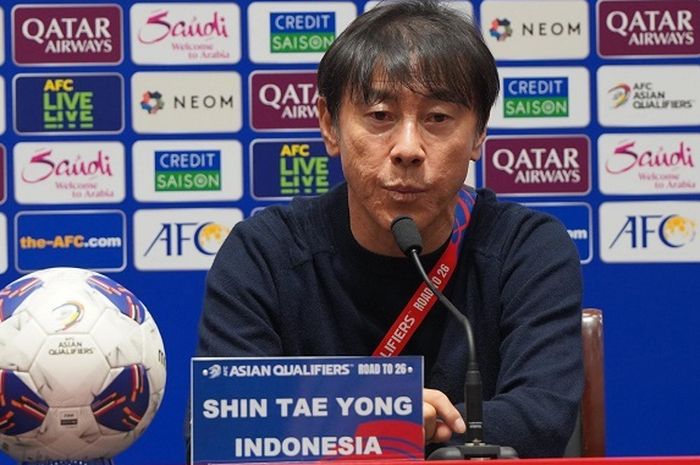 TAK CARI ALASAN: Pelatih timnas Indonesia Shin Tae-yong dalam jumpa pers usai kekalahan timnas Indonesia dari Tiongkok pada Selasa (15/10) lalu. (PSSI)