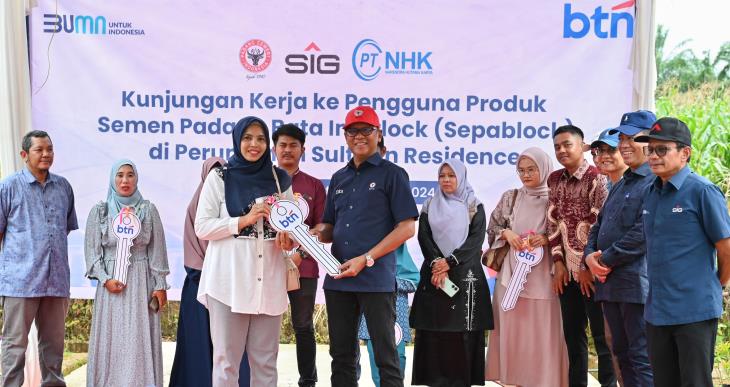 Penyerahan kunci rumah kepada konsumen di perumahan Sulthan Residence yang dibangun oleh PT Narendra Hutama Karya menggunakan produk Sepablock dan Semen Padang yang ramah lingkungan.