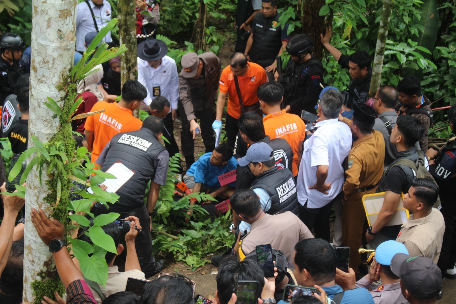 TINDAKAN KEJAM: Indra Septiarman saat melakukan adegan menjerat leher Nia dengan tali rafia disaksikan tim penyidik Polres Padangpariaman dan Kejari Pariaman, beberapa waktu lalu. (ARIS PRIMA G/PADEK)
