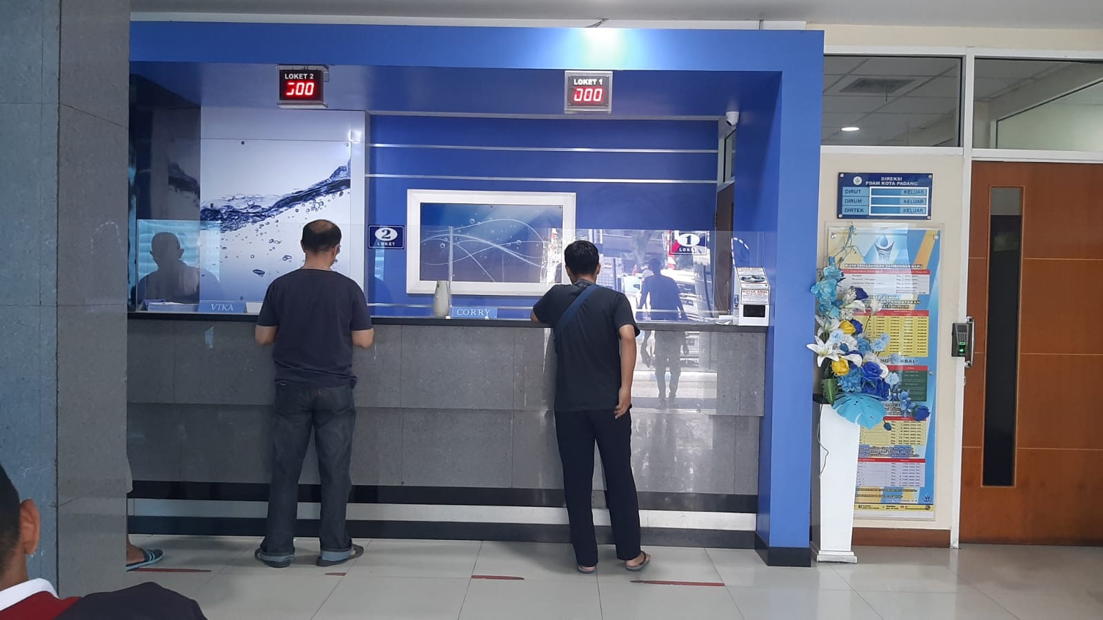 Pelanggan sedang bayar tagihan di loket pelayanan Perumda Air Minum Kota Padang di kantor pusat Jalan H Agus Salim No. 10 Padang, beberapa waktu lalu.