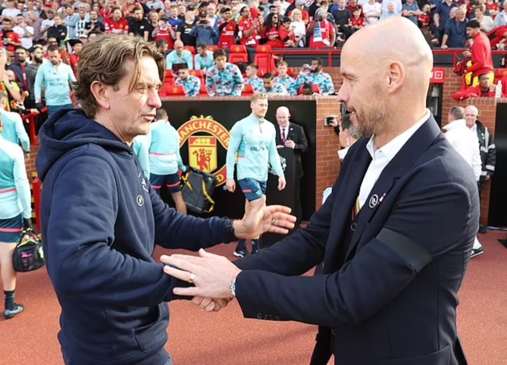 Pelatih Brentford Thomas Frank (kiri) menilai kritikan terhadap Pelatih Manchester United Erik ten Hag terlalu berlebihan. (Foto: Manchester United via Getty Images)