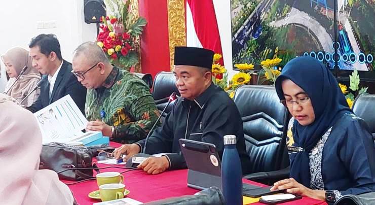 Rapat Forum Komunikasi Implementasi Strategi Pencapaian UHC dan Forum Kemitraan Pengelolaan Kerja Sama Fasilitas Kesehatan Kota Padang di Gedung Putih Rumah Dinas Wali Kota.