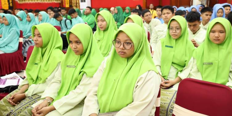 Siswa SMA/SMK/MAN se-Kota Pariaman mengikuti sosialisasi Jalur Kerja Sama Program Saga Saja untuk seleksi mahasiswa baru di Telkom University TA 2025/2026.