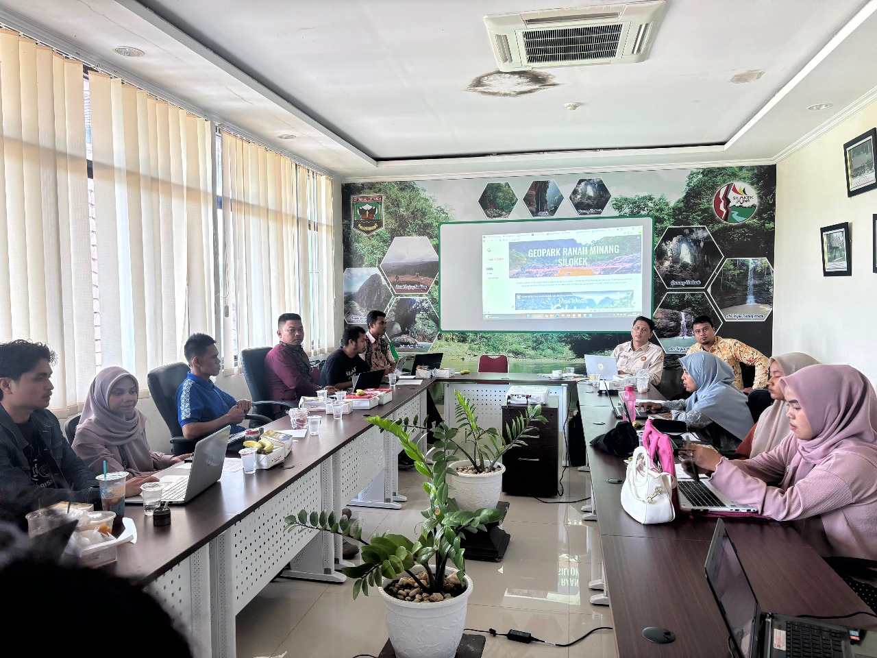 Kegiatan PKM di ruang rapat kantor Dinas Pariwisata Pemuda dan Olahraga (Parpora) Kabupaten Sijunjung, Muaro Sijunjung, Jum