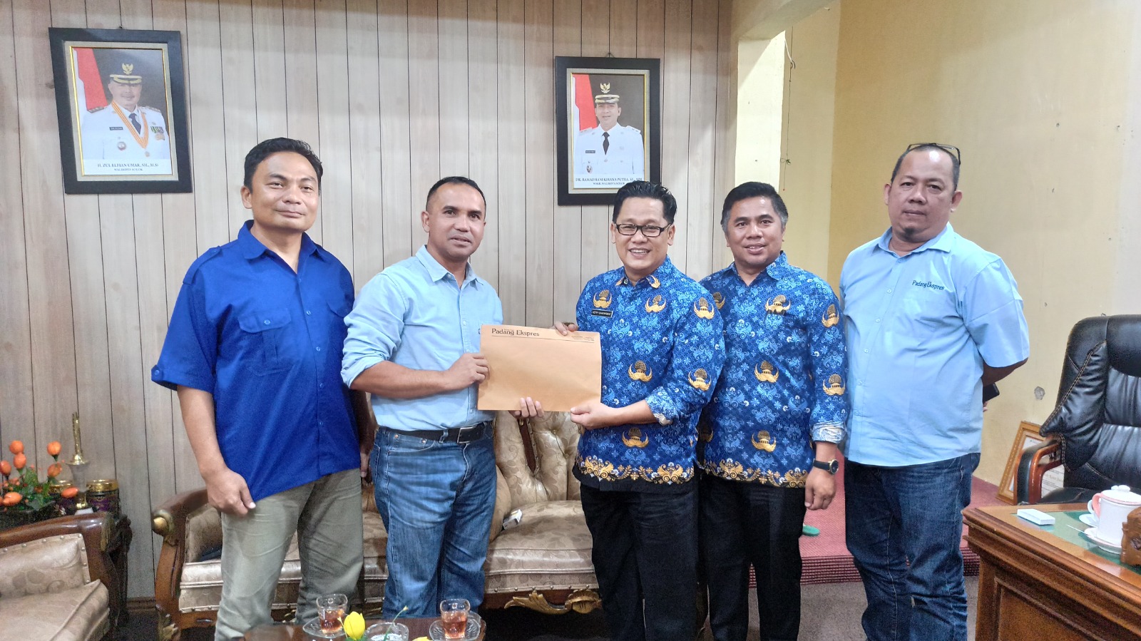 Dirut Padang Ekspres Mhd Nazir Fahmi didampingi Pemred Rommi Delfiano dan Manager Sirkulasi/Koran Dicky Junaidi menyerahkan berkas kerjasama ke Kadis Kominfo Kota Solok, Heppy Darmawan.