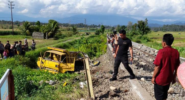 KA Lembah Anai yang sedang menyusuri rel Duku ke Kayu Tanam menghantam satu unit truk bermuatan batu di perlintasan tidak terjaga pada km 45+580 antara Lubuk Alung &ndash; Kayu Tanam, Sabtu (19/10/2024)