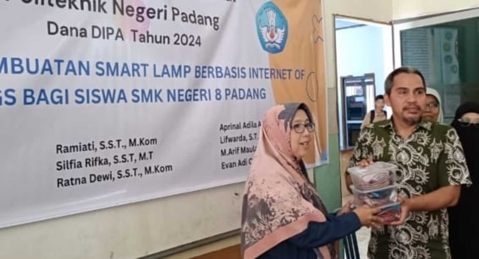 Penyerahan modul smart lamp kepada Wakil Kurikulum SMKN 8 Padang, Herman, di sekolah setempat, baru-baru ini.