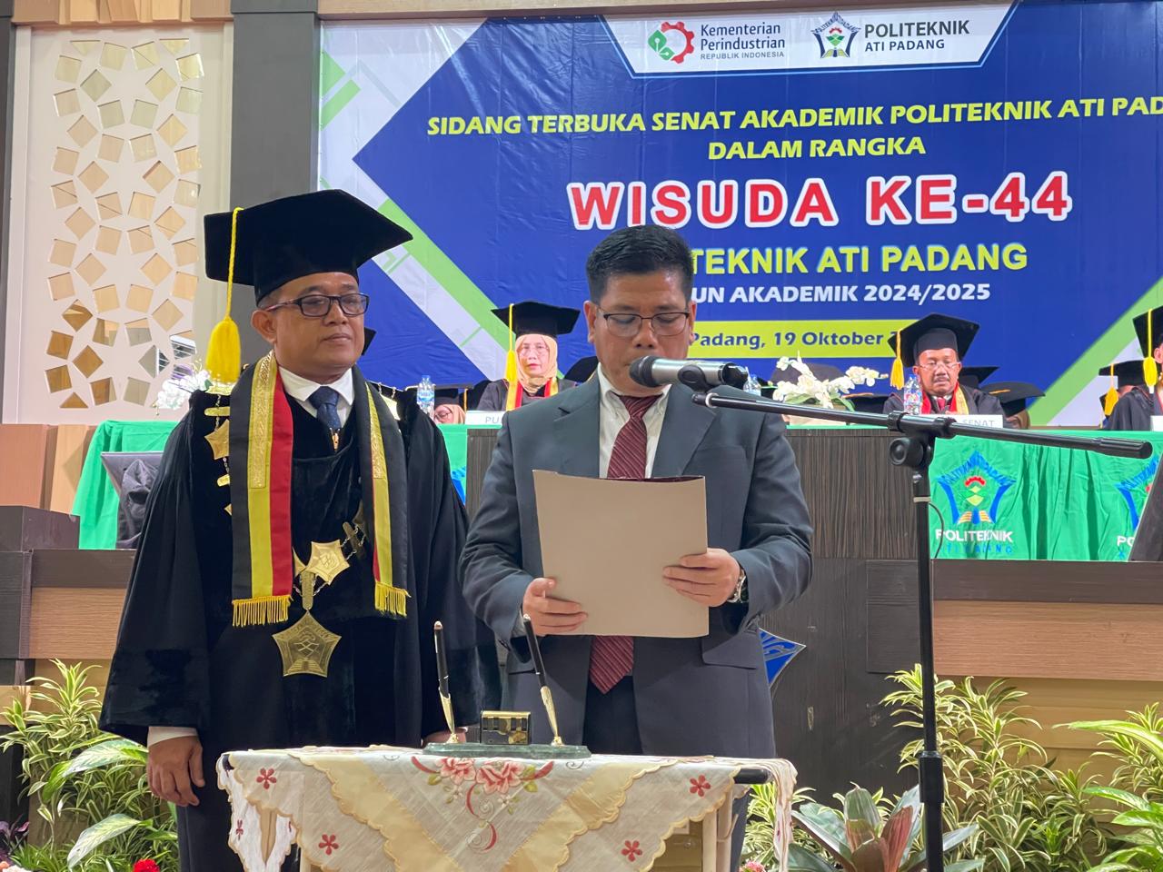 Sekretaris BPSDMI Kemenperin RI Jonni Afrizon melantik wisudawan/ti Politeknik ATI Padang di aula kampus setempat, Sabtu (19/10).