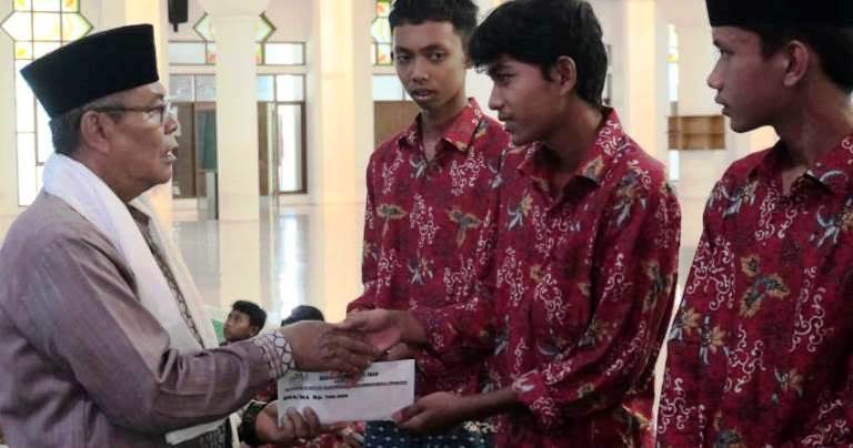 Pengurus Masjid Agung Nurul Iman Padang menyerahkan santunan untuk 44 orang anak yatim binaan masjid, Sabtu (19/10/2024).