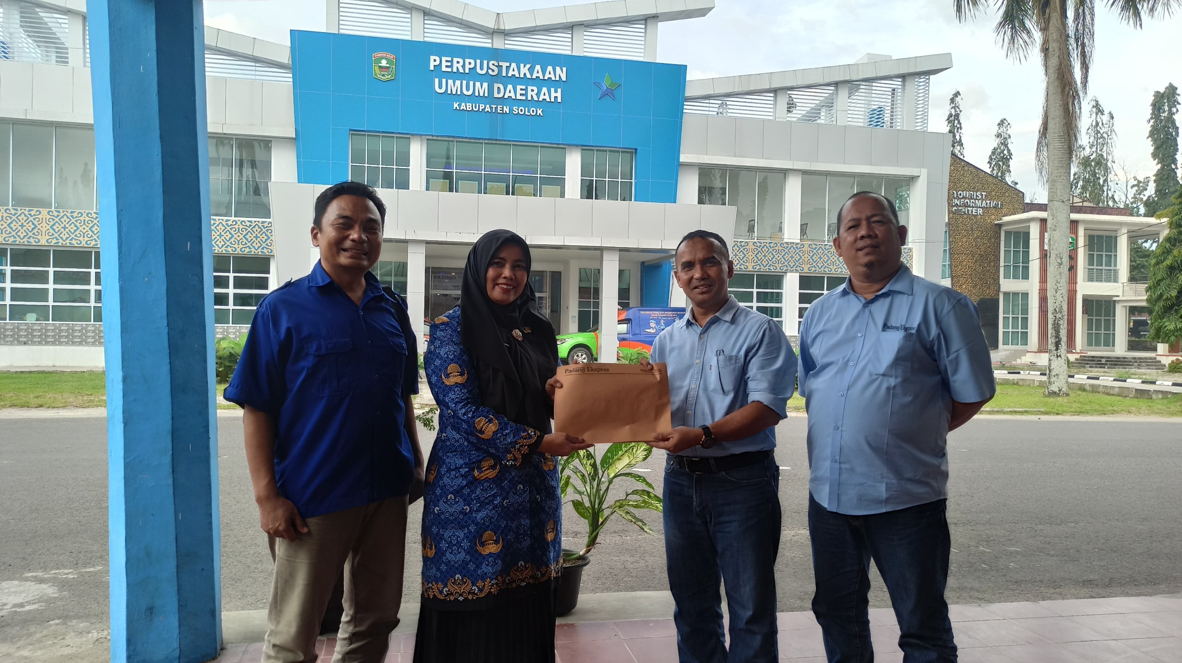 PERKUAT KERJA SAMA: Dirut Padang Ekspres Mhd Nazir didampingi Pemred Rommi dan Manajer Pemasaran Dicky, menyerahkan berkas kerja sama kepada Kadis Kominfo Kab. Solok. (FRIKEL ADILLA MENDER/PADEK)