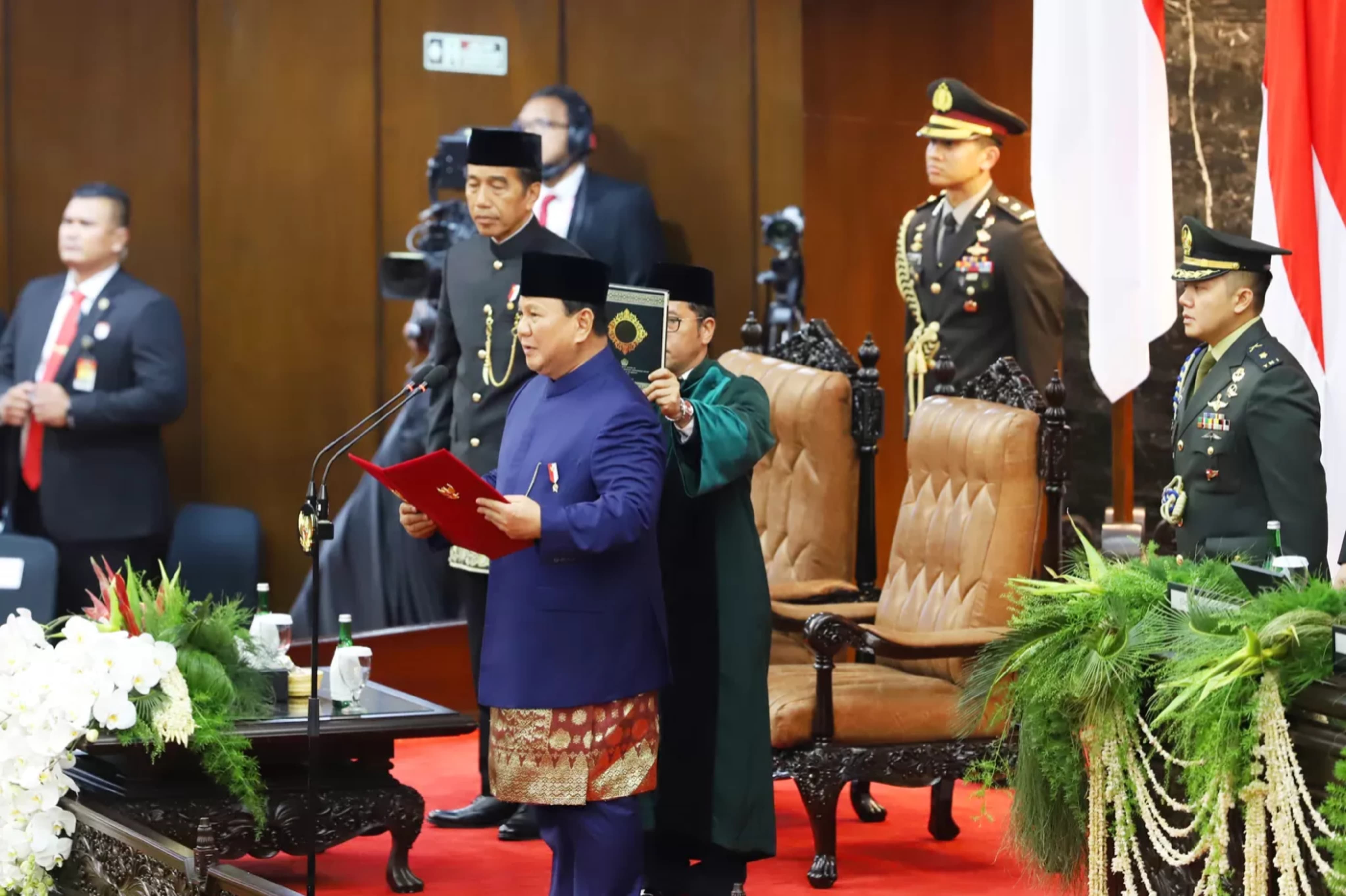 TIDAK AKAN MUDAH: Presiden Prabowo Subianto mengucapkan sumpah jabatan dalam sidang paripurna MPR dengan agenda pelantikan Presiden dan Wakil Presiden RI 2024-2029. (JAWAPOS)