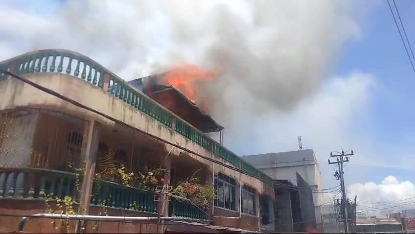 Satu unit ruko di Jalan Jawa Dalam IV Nomor 2, RT 02 RW 06, Kelurahan Kampungjao, Kecamatan Padang Barat, hangus dilahap si jago merah, Senin (21/10).