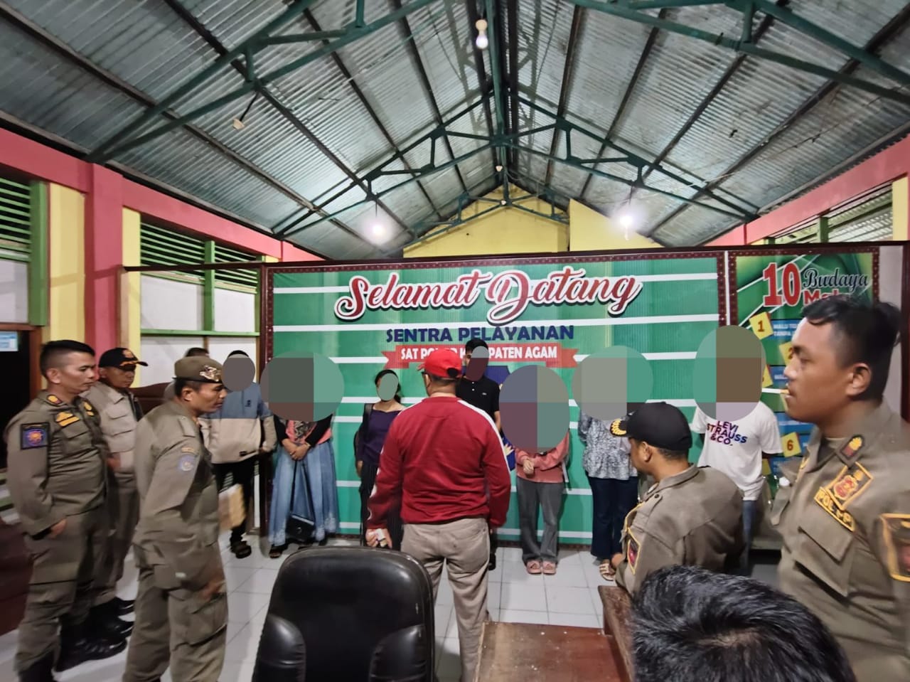 MERESAHKAN: Satpol PP dan Damkar Agam melakukan pendataan dan pembinaan pasangan bukan suami istri yang terjaring razia, dini hari kemarin. (PEMKAB AGAM FOR PADEK)