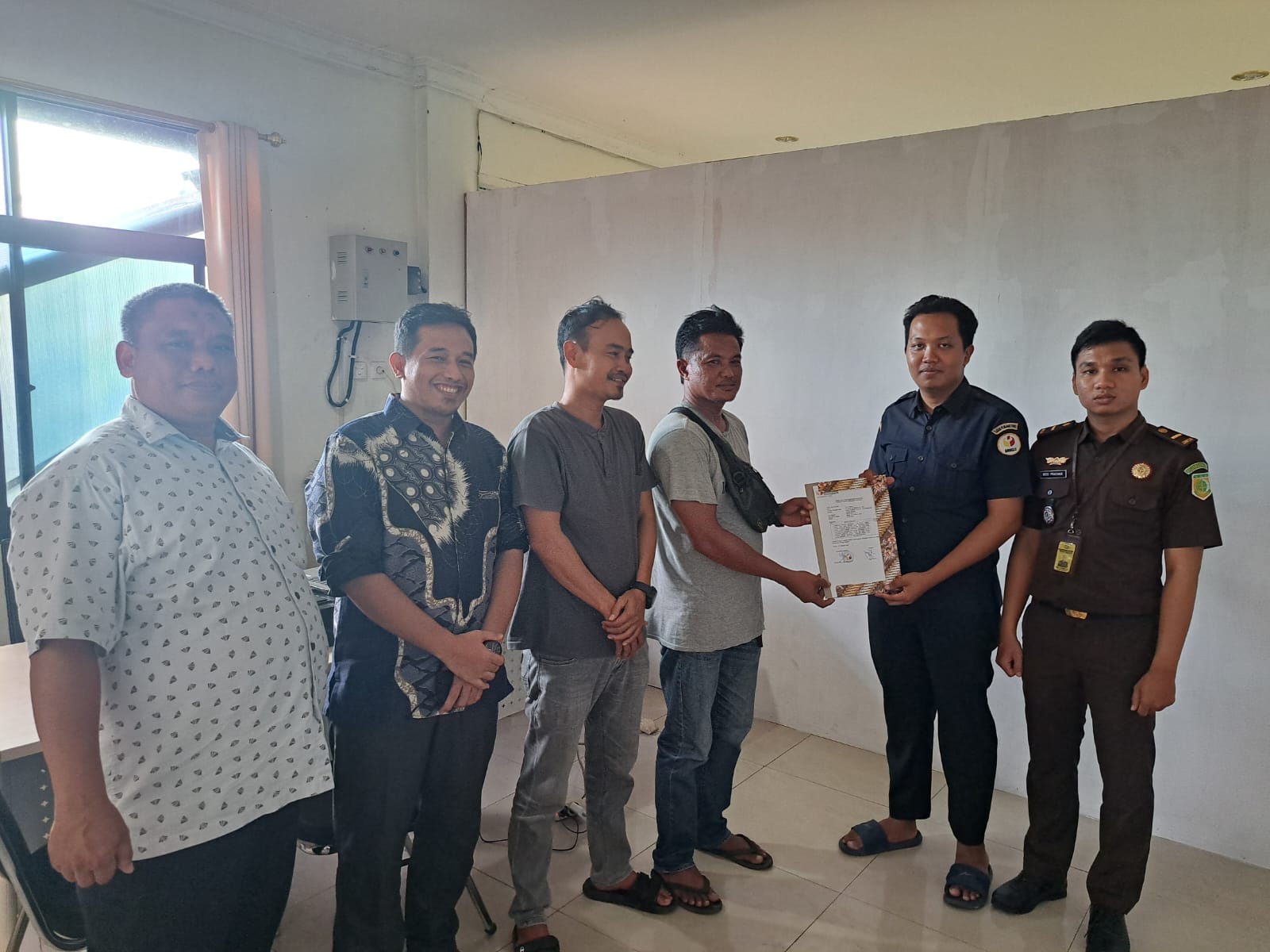 Youri Satria, bidang media Tim Relawan HJ-RI Kecamatan Sutera, saat menyerahkan berkas laporan ke Gakumdu Bawaslu Pessel.