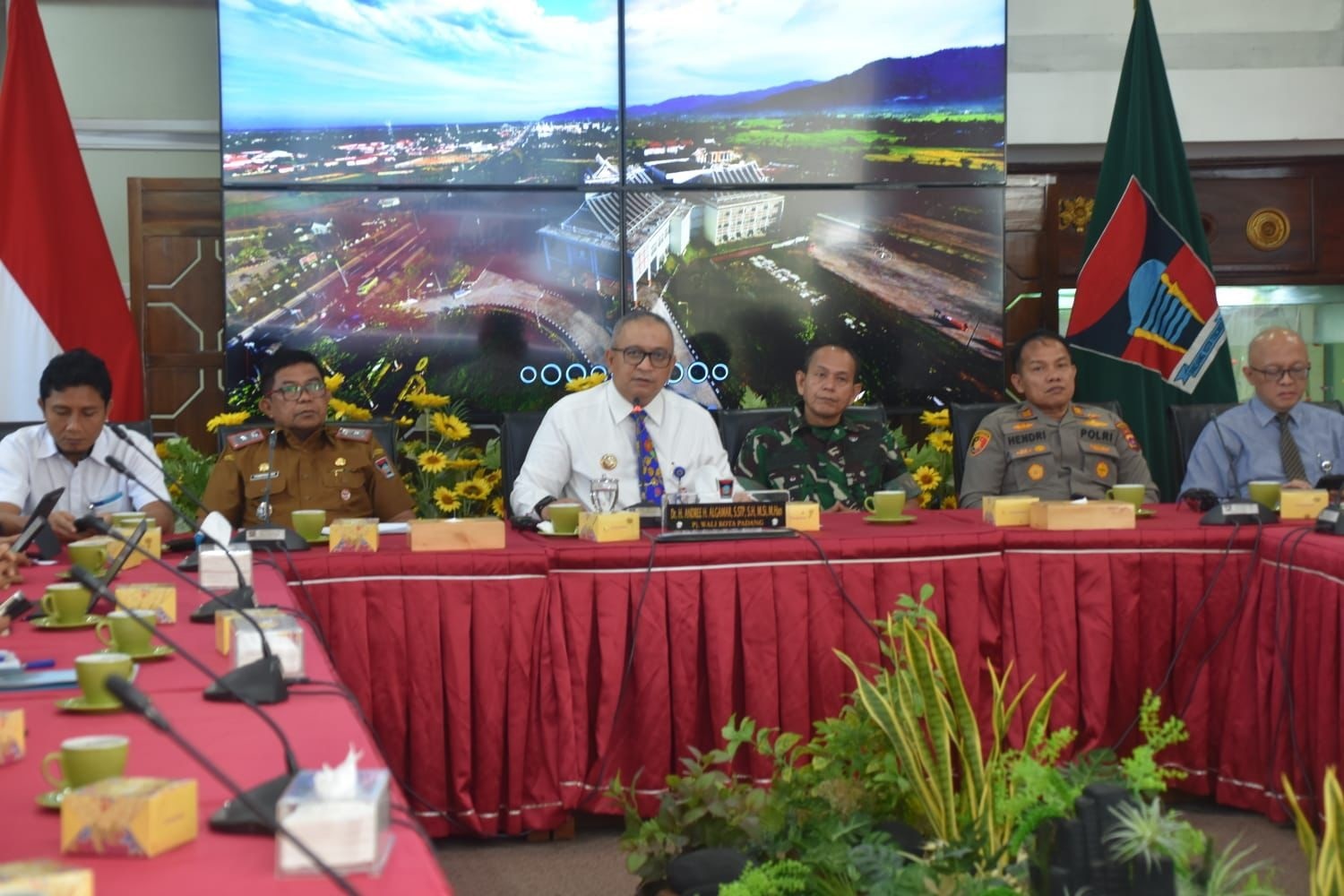 Pj Wali Kota Padang Andree Algamar memimpin High Level Meeting TPID Kota Padang di Rumah Dinas Wali Kota Padang, Senin (21/10).