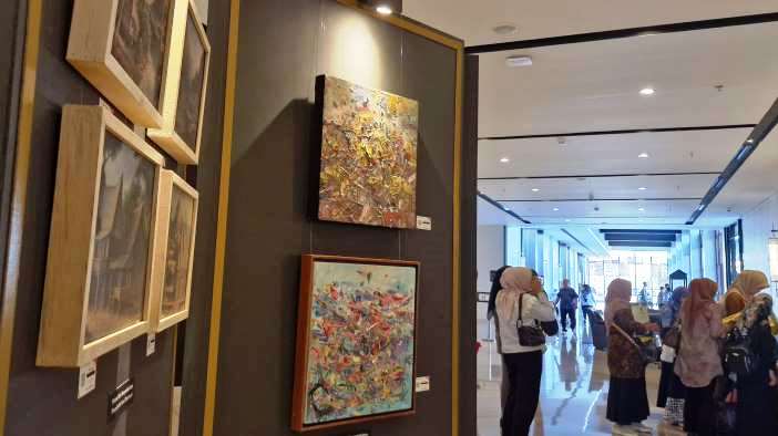 Pameran lukisan di Hotel Santika Premiere Padang.