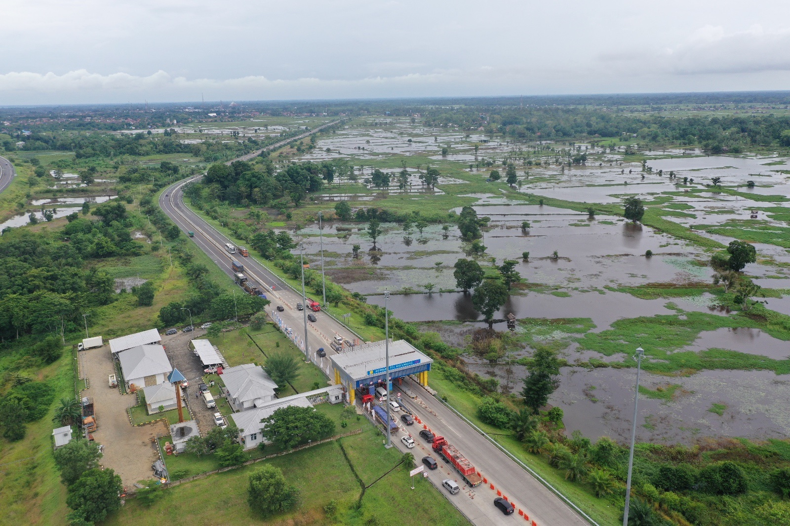 PENYESUAIAN TARIF: Aktivitas kendaraan di Gerbang Tol Terpeka. Ruas yang baru saja melakukan penyesuaian tarif ini, memberikan diskon untuk penggunanya. (DOK HK)