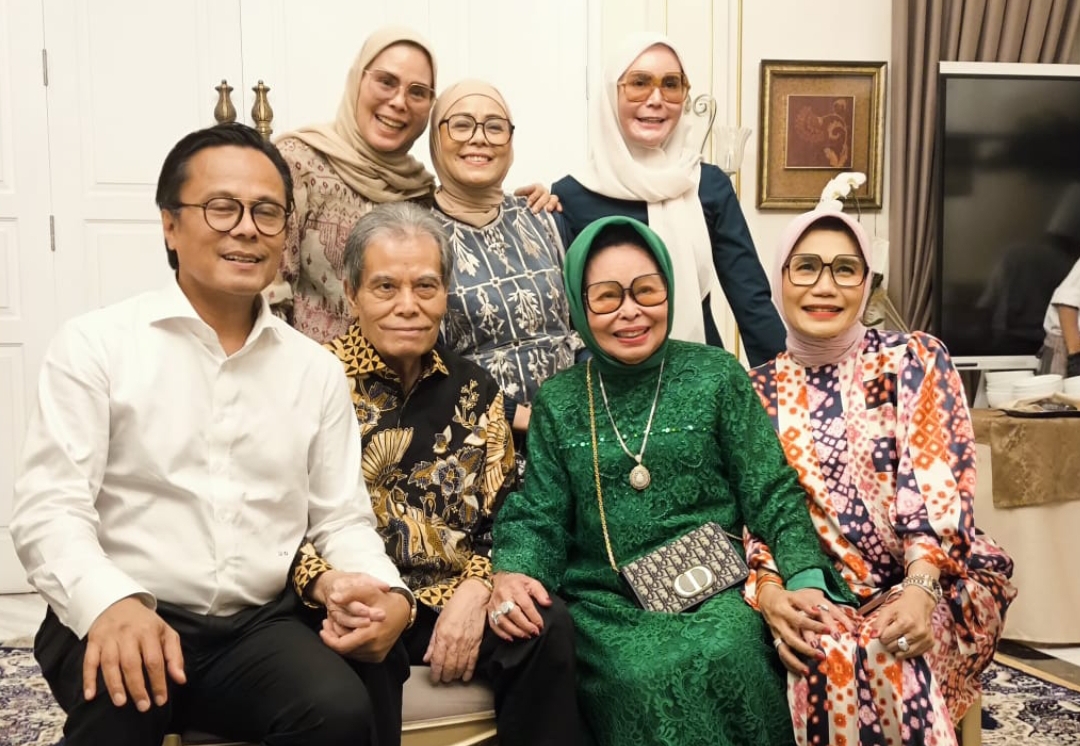 Wakil Menteri BUMN, Dony Oskaria bersama keluarga. (Foto: IST)