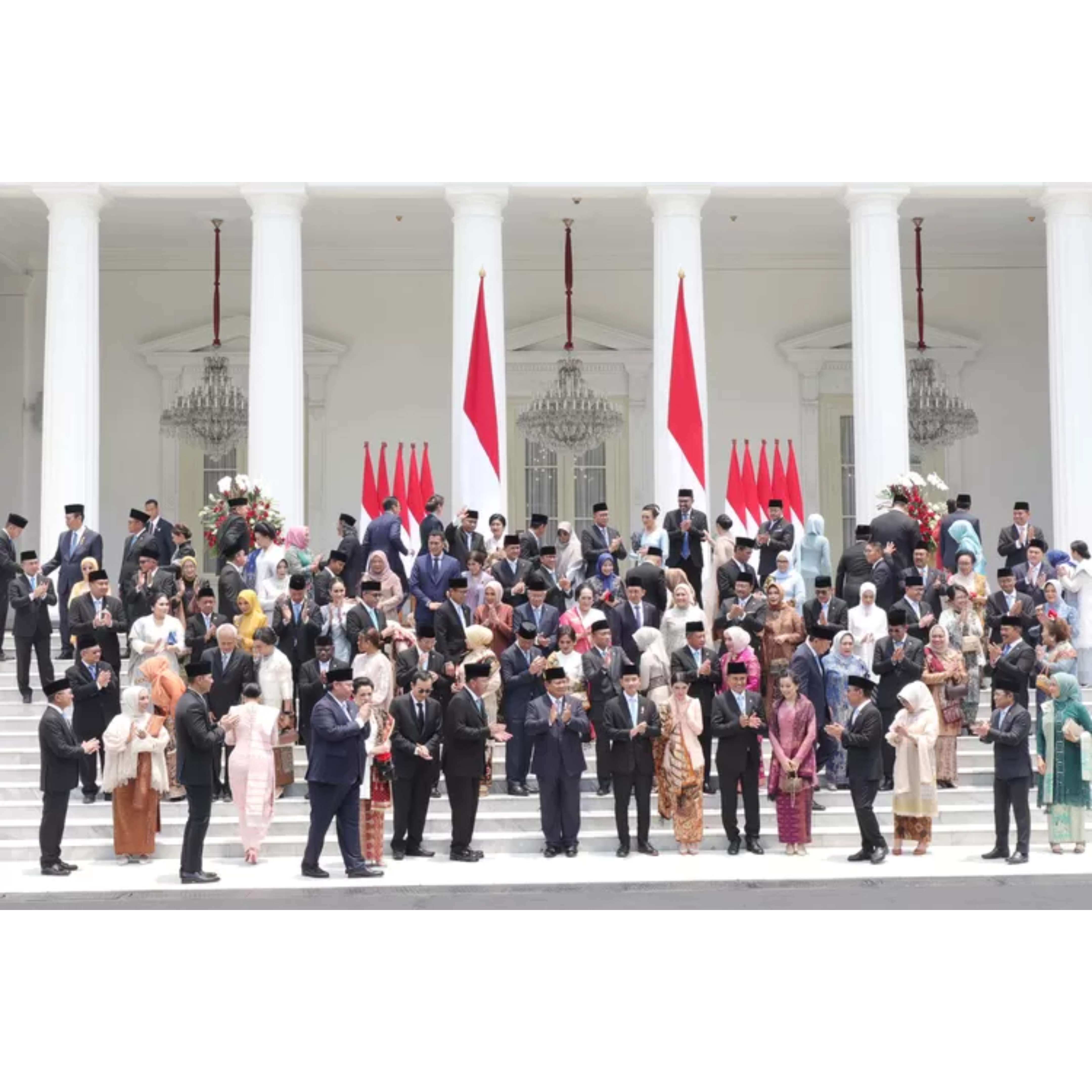 HARAPAN BARU: Presiden Prabowo Subianto didampingi Wakil Presiden Gibran Rakabuming Raka berfoto bersama jajaran menteri dan kepala lembaga tinggi negara Kabinet Merah Putih. (Jawapos)