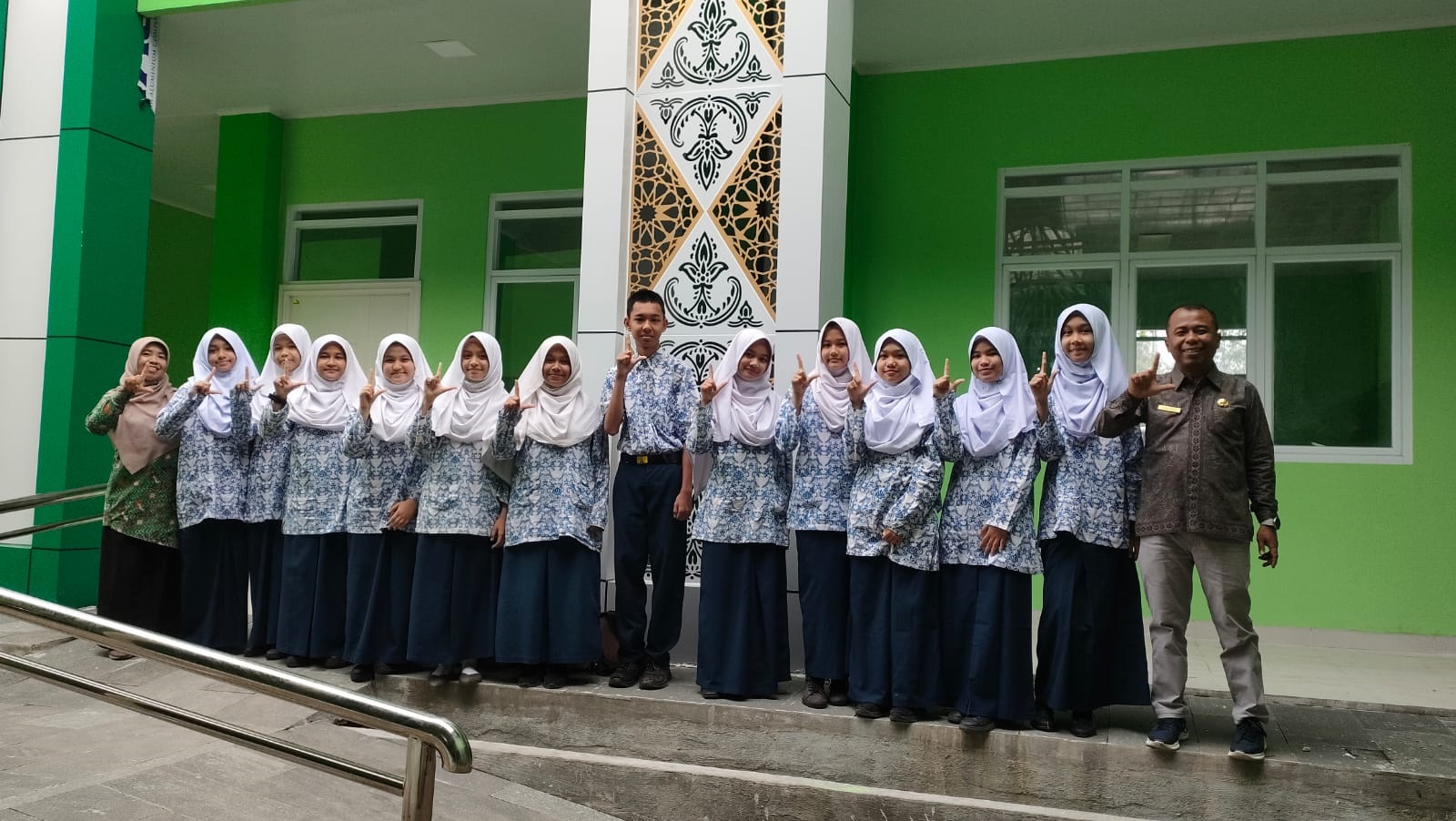 BERSEMANGAT: Siswa MTsN 1 Padang bersemangat dalam belajar literasi. (TIM LAMAN GURU)
