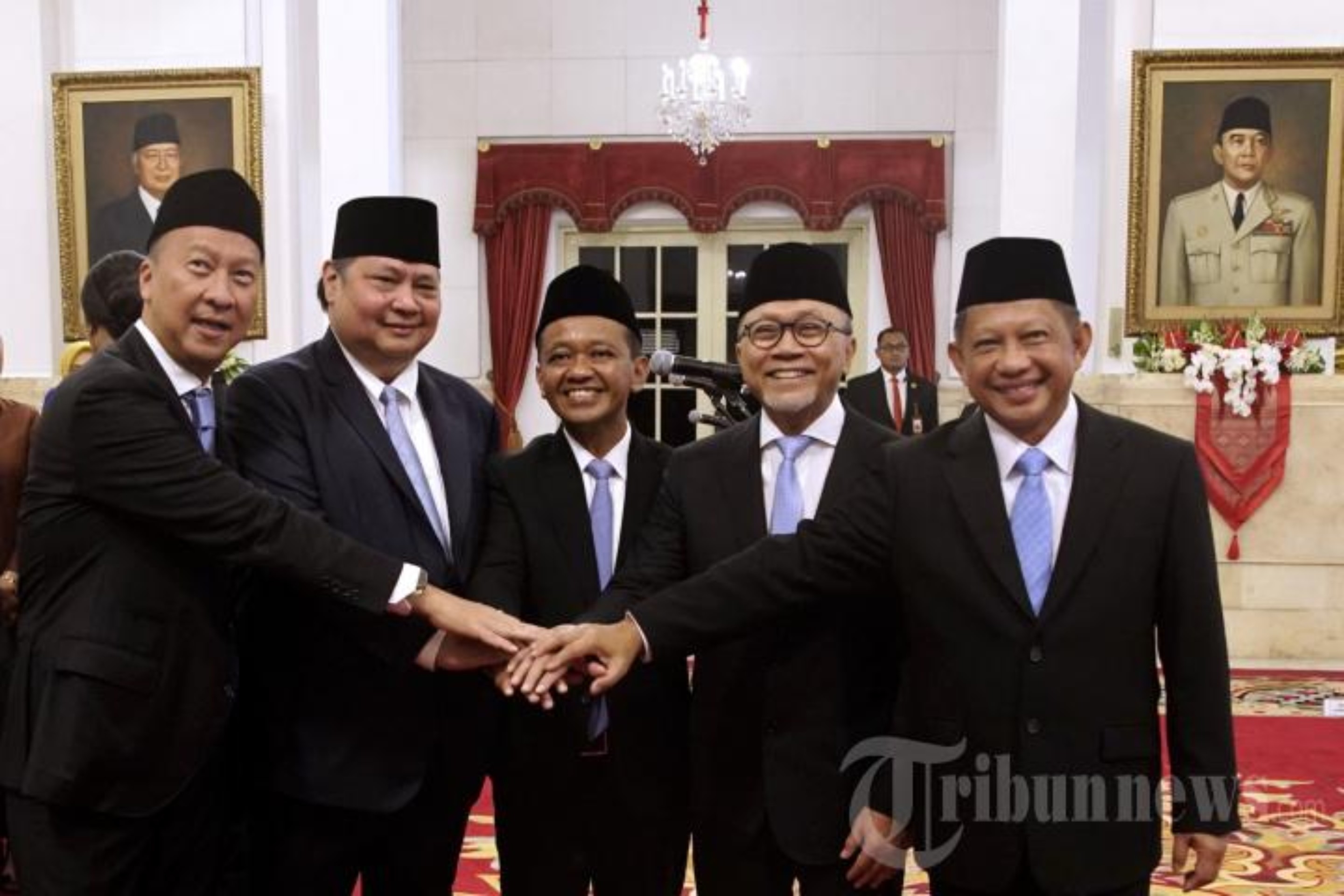 DORONG KINERJA: Agus Gumiwang Kartasasmita, Airlangga Hartarto, Bahlil Lahadalia, Zulhas dan Tito Karnavian  berfoto bersama sebelum upacara pelantikan di Istana Negara. (dok. Tribun)
