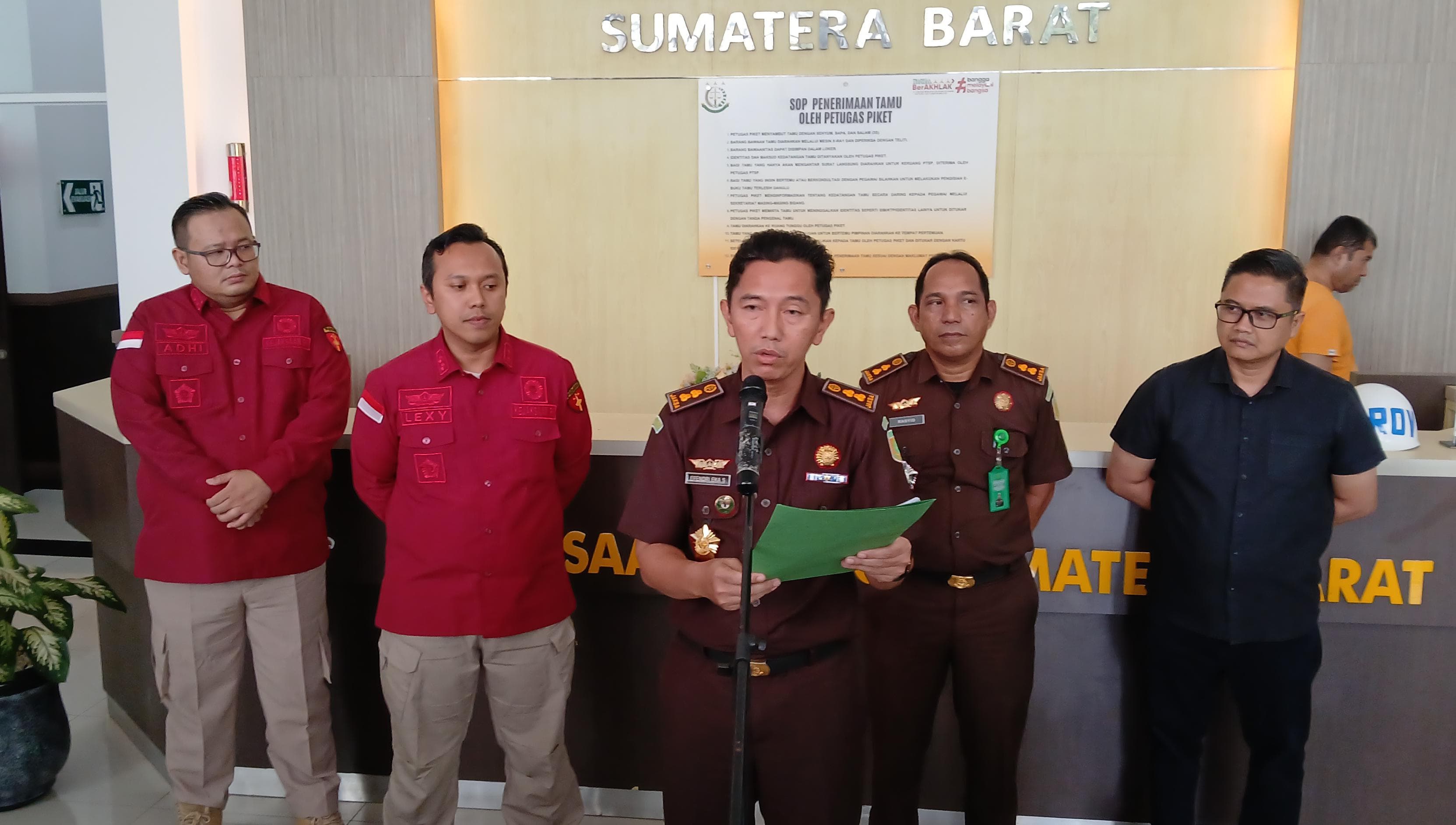 Asintel Kejati Sumbar, Efendi Eka Putra memberikan penjelasan terkait penetapan dan penahanan tersangka tol jilid 2 di hadapan awak media, Rabu (23/10).