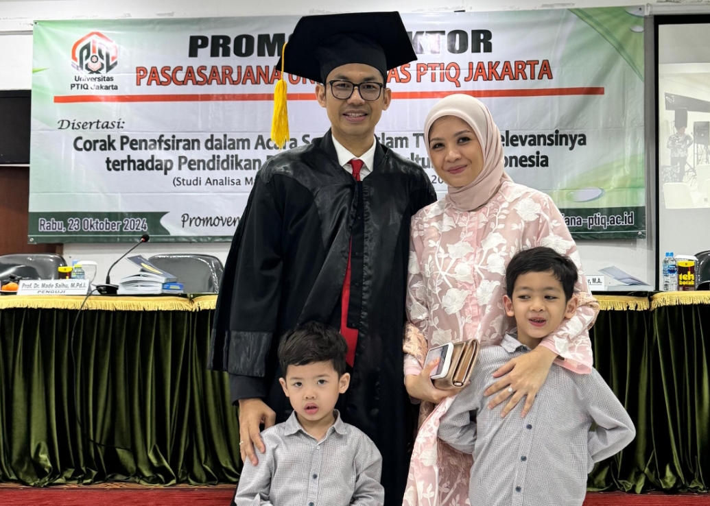 Yuliandre Darwis bersama keluarga usai Sidang Terbuka Promosi Doktor, di Ruang Sidang Pascasarjana, lantai 2, Universitas PTIQ, Lebak Bulus, Jakarta Selatan.(Foto: IST)