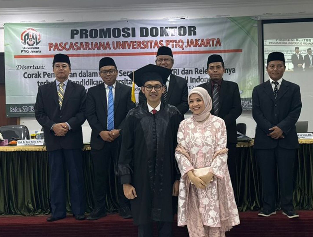 Yuliandre Darwis bersama istri Rolinda Rahman serta pembimbing dan pengujinya di Universitas PTIQ Jakarta. (Foto: IST)