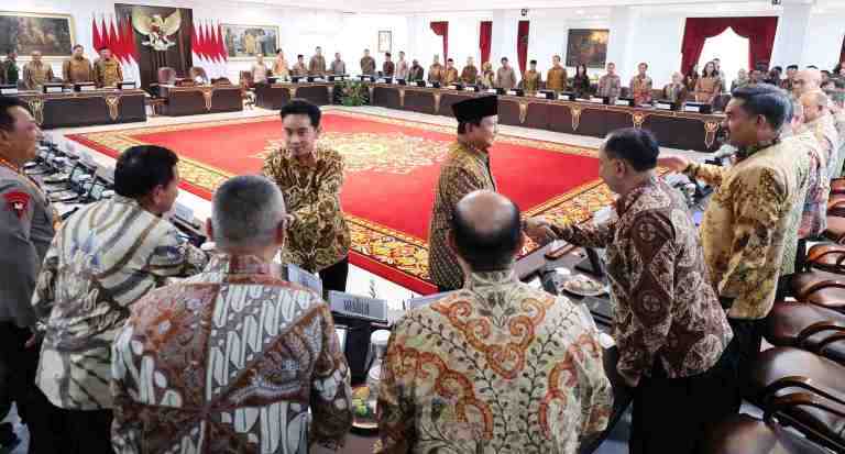 Presiden RI Prabowo Subianto dan Wapres Gibran Rakabumi bersalaman dengan para menteri sebelum sidang kabinet paripurna perdana Kabinet Merah Putih, Rabu (23/10/2024). Foto Fedrik Tarigan/Jawapos