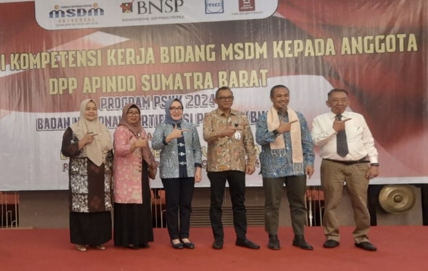 DPP Apindo Sumbar menggelar program Pelaksanaan Sertifikasi Kompetensi Kerja (PSKK) 2024 di Pangeran Beach Hotel Padang, Kamis (24/10).