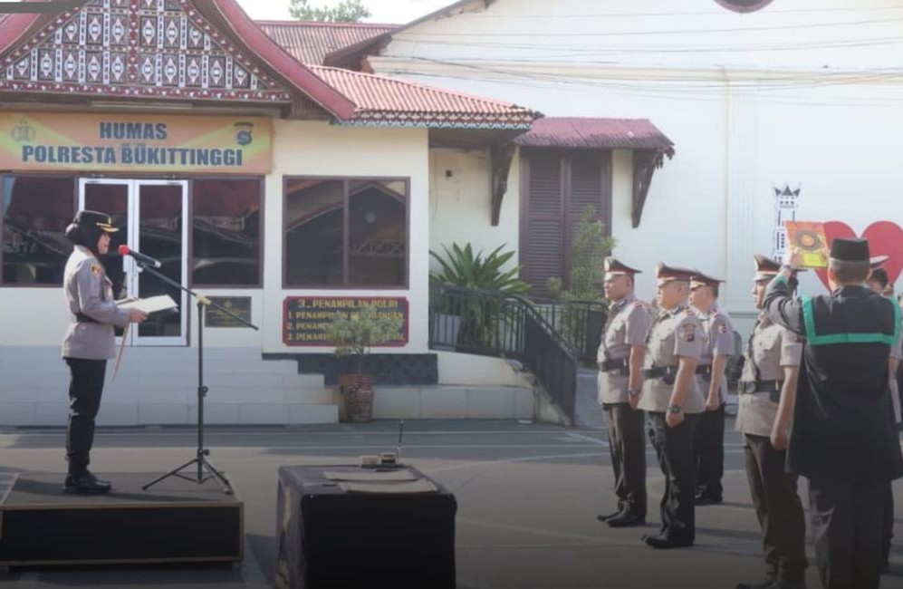 SERAH TERIMA: Upacara Sertijab tiga pejabat utama Polresta Bukittinggi, di Mapolresta setempat, Rabu (23/10). (HUMAS POLRESTA BUKITTINGGI FOR PADEK)