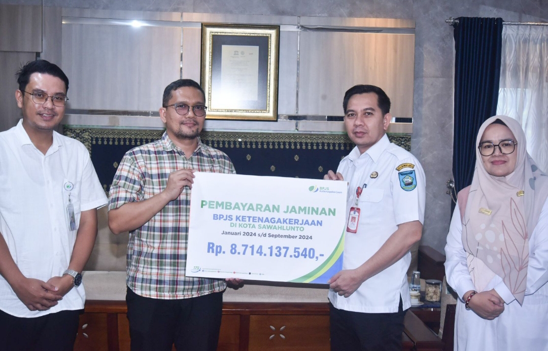 Kepala BPJS Ketenagakerjaan Cabang Solok Maulana Anshari Siregar bersama PJ Wali Kota Sawahlunto Fauzan Hasan. (Foto: Humas)