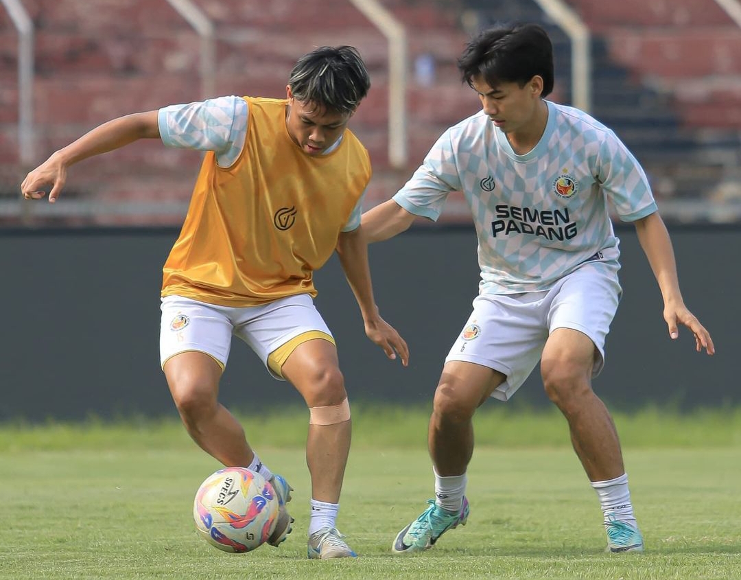 Para pemain Semen Padang FC latihan jelang laga melawan Dewa United di Stadion Haji Agus Salim Padang. (Foto: IG Semen Padang FC)