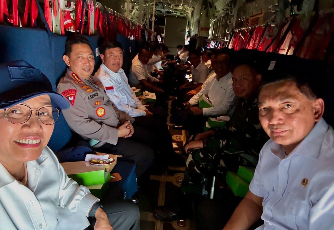 Menkeu Sri Mulyani bersama para menteri dan pejabat setingkat menteri di Super Hercules. (Foto: IG Sri Mulyani)