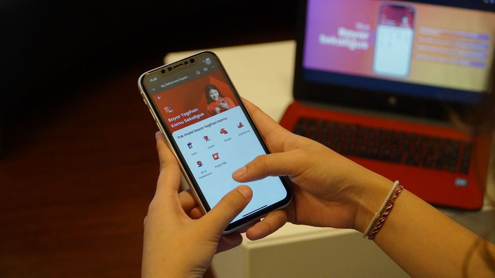 LEBIH PRAKTIS: Salah seorang pengguna ketika melakukan transaksi dengan menggunakan fitur Bayar Sekaligus di aplikasi MyTelkomsel, kemarin. (Dok Telkomsel)