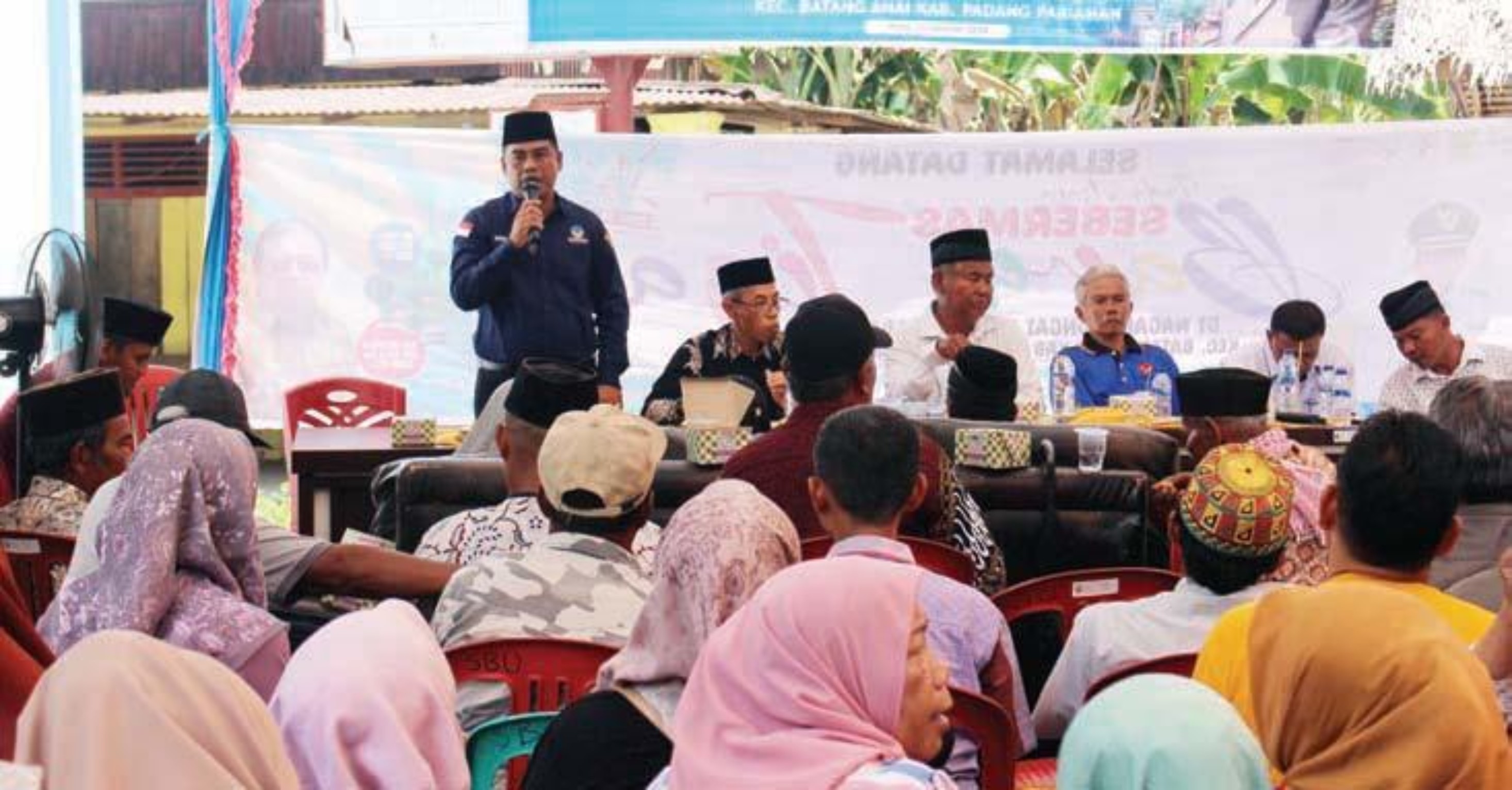 SAMBUTAN: Anggota DPRD Padangpariaman, Indra Jaya, saat reses di Kantor Wali Nagari Sungai Buluah Utara, Kecamatan Batanganai, kemarin. (ARIS PG/PADEK)