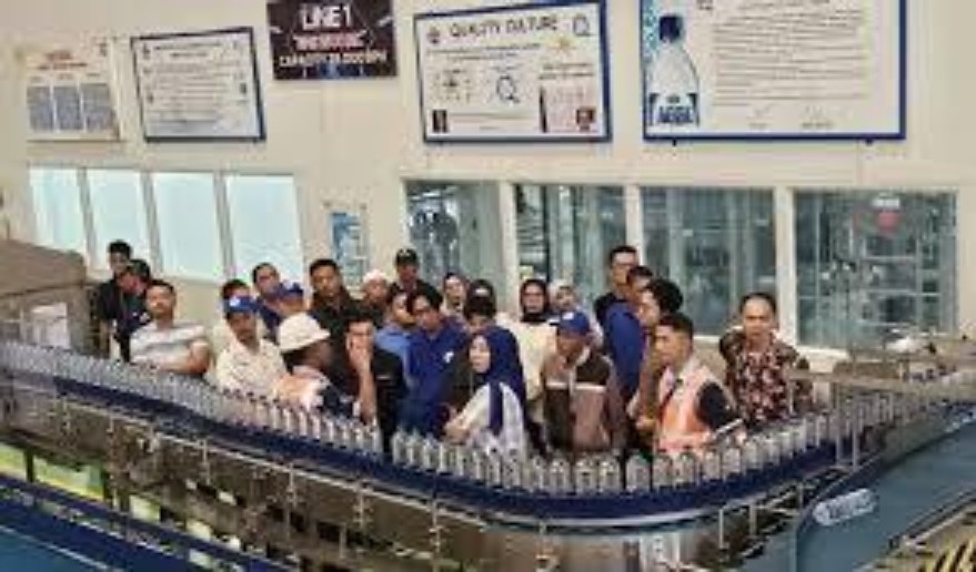 KUNJUNGAN: Para pelaku usaha Aqua dari Sumbar dan Pekanbaru berkunjung ke pabrik Aqua Solok, Selasa (22/10). (DOK PRIBADI)