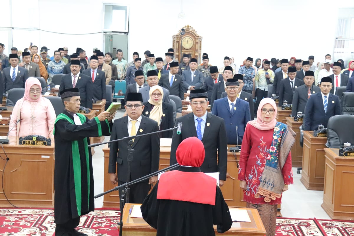 DIAMBIL SUMPAH: Pimpinan DPRD Tanahdatar saat dilantik di Gedung DPRD Tanahdatar, Kamis (24/10). (HUMAS DPRD TANAHDATAR)
