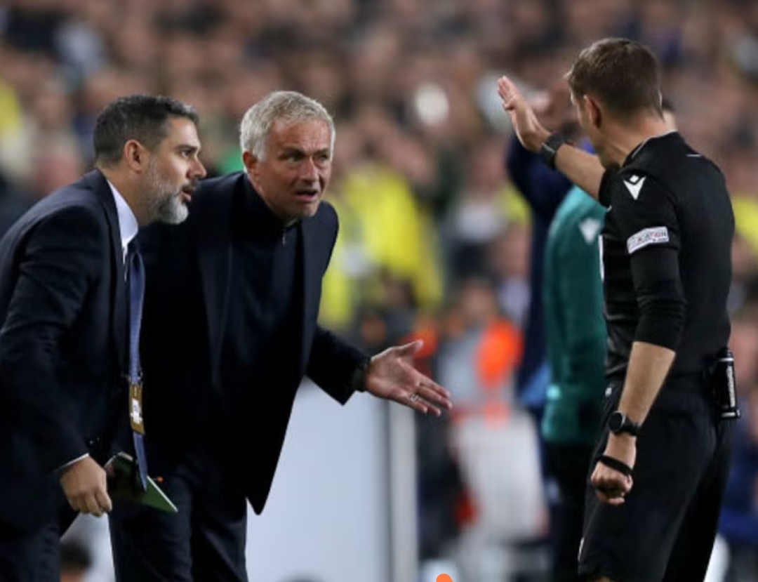 Mourinho diusir wasit Clement Turpin setelah mengajukan protes keras terkait keputusan penalti di pertengahan babak kedua Fenerbahce vs Manchester United. (Foto: The Independent)