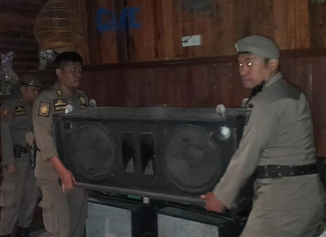 Satpol PP menyita satu unit speaker dan dua botol minuman beralkohol sebagai barang bukti dari kafe yang dinilai langgar aturan. (Foto: Humas)